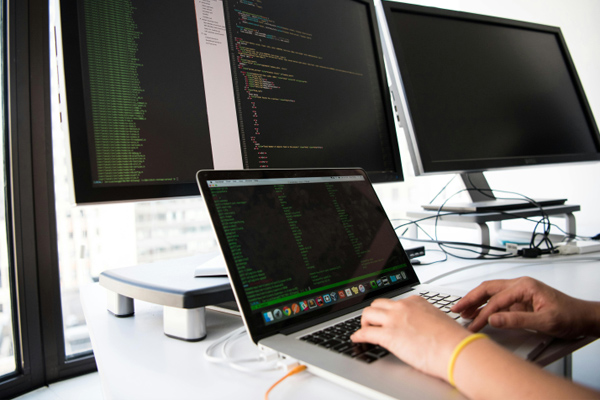 武漢船機(jī)取得起重機(jī)回轉(zhuǎn)裝置組裝方法專利:起重機(jī)
